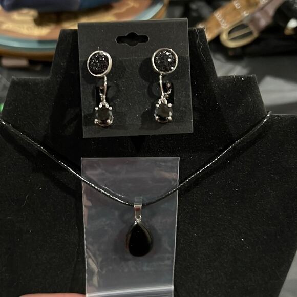 NECKLACE with stone pendant & sparkly earrings!pretty black color! - Picture 1 of 4